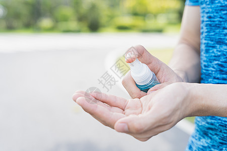 近身男性使用酒精喷雾剂洗手保护衣柜卫生流感外科灰尘药品预防疾病细菌消毒感染图片