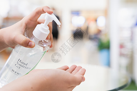 近身女性使用酒精凝胶洗手以保护衣物瓶子流感卫生过敏消毒剂面具外科细菌凝胶医院图片