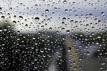 窗户上下着雨滴宏观天气玻璃水分气泡液体背景图片