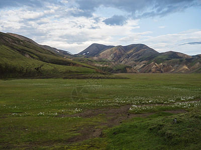 冰岛高地地区 Fjallabak 自然保护区地区带彩色 Rhyolit 山全景和多色火山的绿色草甸苔藓远足旅行喷气荒野爬坡风景远图片