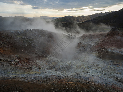 地热喷气孔和色彩缤纷的流纹岩山以及五彩缤纷的火山 冰岛高地 Fjallabak 自然保护区的日出图片