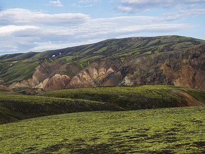 冰岛高地地区 Fjallabak 自然保护区地区带彩色 Rhyolit 山全景和多色火山的绿色草甸踪迹爬坡远足橙子远足者冒险草地图片