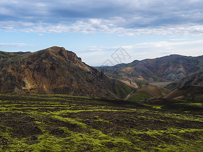 冰岛高地地区 Fjallabak 自然保护区地区彩色 Rhyolit 山全景与多色火山岩石地质学冒险荒野远足者苔藓自然橙子爬坡编图片