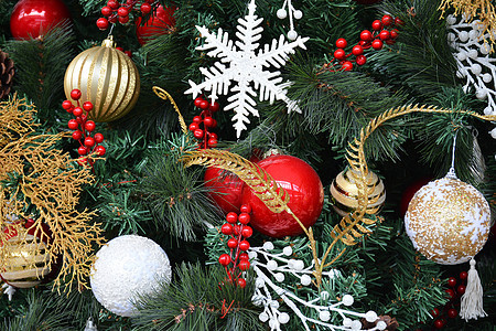 长高的圣诞树 装饰品如吊球和雪庆典风格快乐物品雪花红色绿色季节装饰假期背景图片