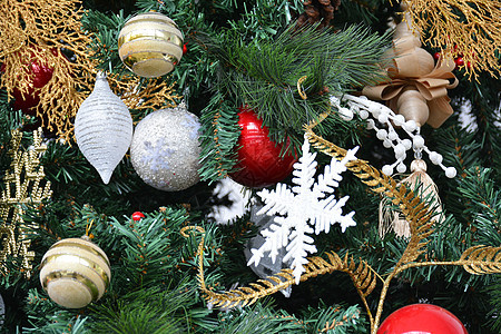 长高的圣诞树 装饰品如吊球和雪雪花绿色物品风格季节假期快乐红色庆典装饰背景图片