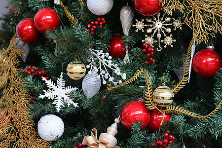长高的圣诞树 装饰品如吊球和雪季节物品红色假期庆典装饰绿色风格雪花快乐背景图片