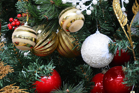 长高的圣诞树 装饰品如吊球和雪风格物品庆典假期季节雪花红色装饰绿色快乐背景图片