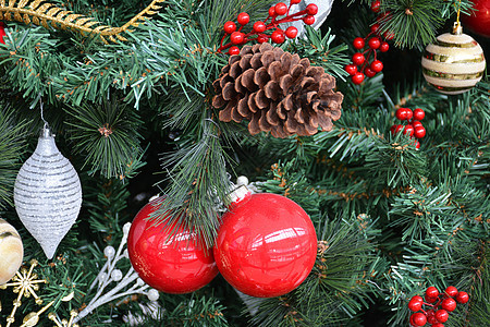 长高的圣诞树 装饰品如吊球和雪假期物品装饰雪花庆典风格绿色季节快乐红色背景图片