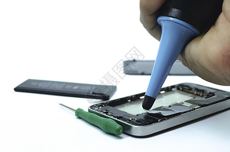 办公桌上的专业技术员对智能手机主机板进行电话清理和修理 (单位 千美元)图片