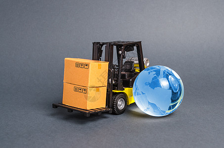 叉车运载箱子和蓝色行星地球玻璃地球 商业和贸易的概念 货物交付 货物交换 全球化 市场 工商业 交通基础设施图片