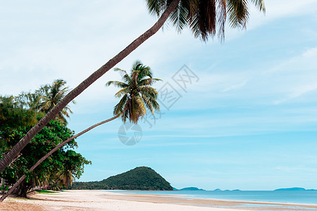 夏季热带自然清洁海滩和白色沙滩 阳光蓝天和散景背景假期墙纸蓝色天空辉光地平线阳光海浪季节旅行图片