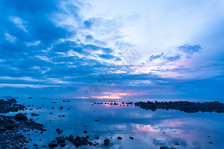 夏季热带自然海或海滩 蓝色的天空里有日出海洋海浪天堂太阳背景墙纸地平线假期季节晴天图片