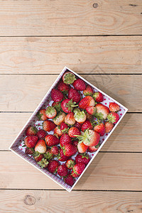 礼品盒中的鲜草莓图片