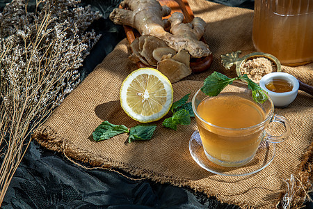 热姜汁加柠檬和薄荷 根和一片姜蔬菜玻璃饮食蜂蜜矿物饮料果汁烹饪草本植物花朵图片