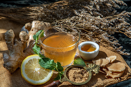 热姜汁加柠檬和薄荷 根和一片姜果汁药品植物香气乡村草本植物蔬菜美食水果蜂蜜图片