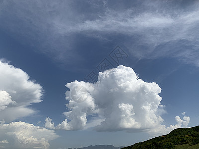 暴风雨前天上的白云假期土地环境农村旅游全景地平线爬坡顶峰旅行图片