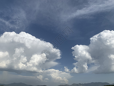 暴风雨前天上的白云农村环境旅行爬坡蓝色土地假期季节冒险顶峰图片