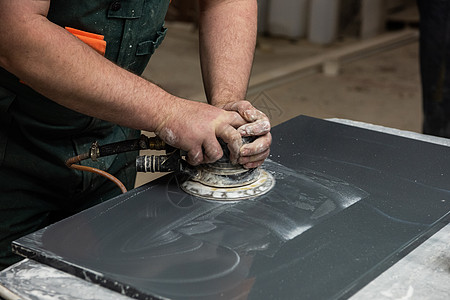 生产石器家具工人修理安装台面厨房乐器磨床精加工石头木板图片