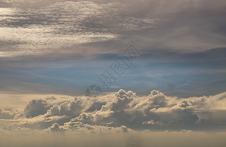 美丽的天空与云彩背景 乌云的柔软蓝色天气剪影戏剧性天堂阳光天际日落气候市中心图片