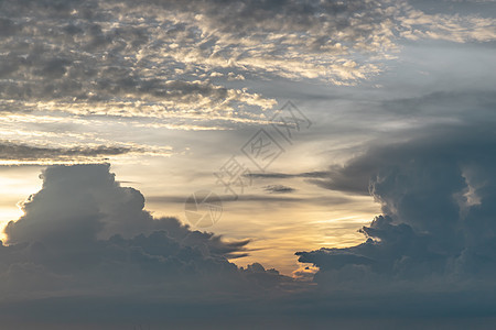 美丽的天空与云彩背景 乌云的柔软建筑日落时段阴影蓝色天气天际太阳黄金建筑物图片