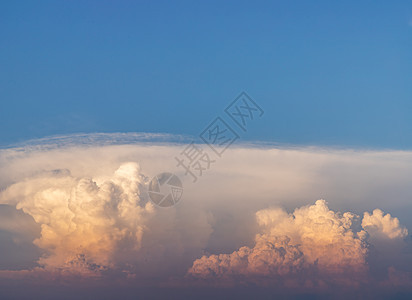有云层背景的戏剧性天空场地阳光生活蓝色太阳天气农村空气云景地面图片
