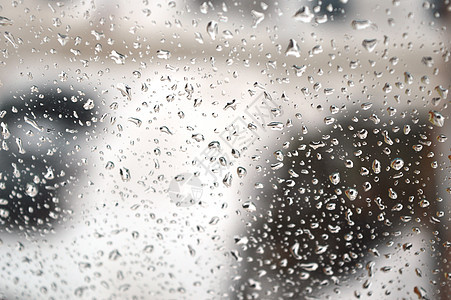 窗户上下着雨滴液体灰色气泡天气玻璃背景图片