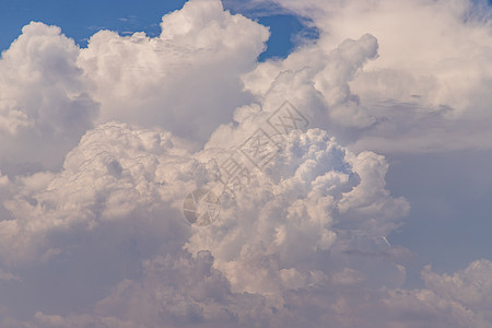 戏剧性的天空有云彩背景 美丽的天空云 天空与云天气自然云蓝色 鼓舞人心的概念图片