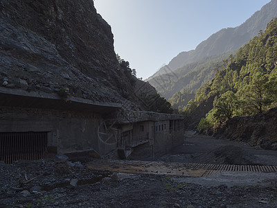 在的峡谷 为灌溉运河收集被毁坏的建筑水流残骸已接近干涸 西班牙加那利群岛La Palma图片