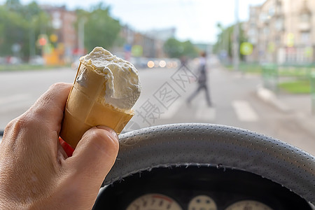 司机开车时拿着冰淇淋 开着车男人速度小路行人驾驶运输汽车牛奶车辆斑马图片