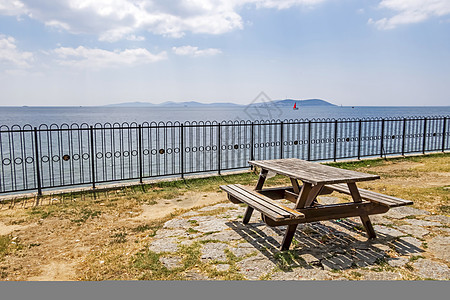 海岸和海景的长坐晴天阳光地平线蓝色海洋太阳天空支撑旅行椅子图片