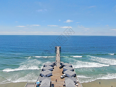海滩和码头上人们的空中观察 在蓝色的日子里 在太平洋海滩 圣迭戈冒险木头支撑闲暇风景阳光日光浴活动运动假期图片