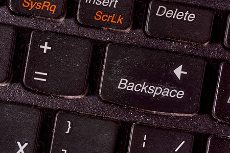 计算机键盘键盘 聚焦于后空按钮 黑色背景图片