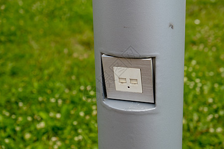 用USB插座在公园的一根杆上充电移动电话技术超载力量插头收费电池活力出口金属图片