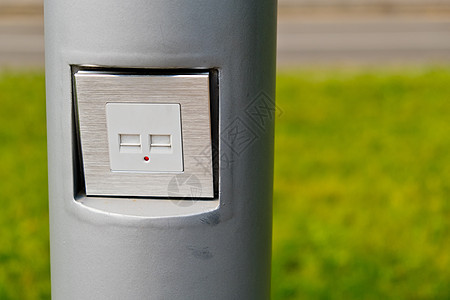 用USB插座在公园的一根杆上充电移动电话活力技术金属力量插头超载出口电池收费图片
