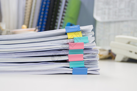 文件文件夹和堆在桌上的业务报告纸质文件档案标准组织白色办公室数据库记录工作贮存商业图片