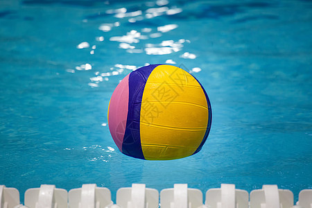 水球球蓝色游戏水池运动行动圆形娱乐游泳竞争黄色图片