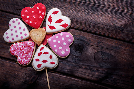 木本底的心形蛋糕饼干乡村糕点展示假期面包食物木头浪漫庆典图片