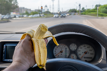 食物 司机的香蕉手握着车轮图片