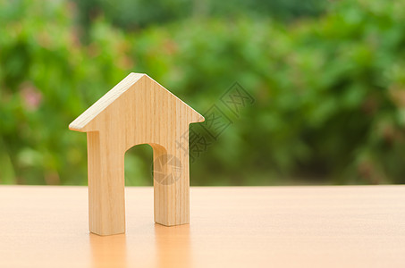 在自然背景下有大门口的房子的木图 家 负担得起的住房 住宅楼 买卖房地产 租金 投资和建设的概念图片