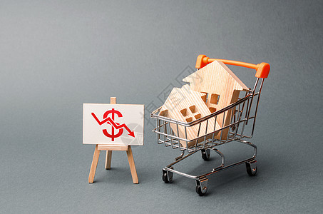 交易车中的两座木屋和一个红色箭头向下的架子 房地产价值下降 降低租金或购房成本 资产的流动性和吸引力低 价格下降图片
