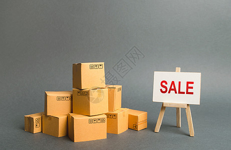 一堆纸箱 上面写着“销售” 产品销售 即将到来的季节的商品折扣 与其他国家的商品交换 吸引顾客的广告活动图片