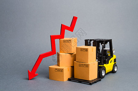 有纸板箱和一个红色箭头的黄色叉车 工业生产经营理念下降 经济衰退 经济衰退 消费者需求下降 出口或进口下降图片