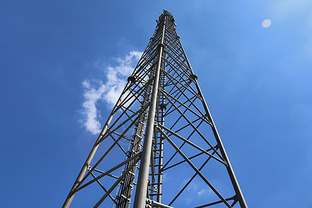 北部的电天线和通信发射塔细胞网络玻璃收音机桅杆蓝色天空力量电缆技术图片
