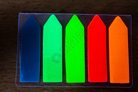紫外光灯下含荧光漆箭头标记短波蓝色荧光红色荧光笔紫外线橙子绿色发光图片