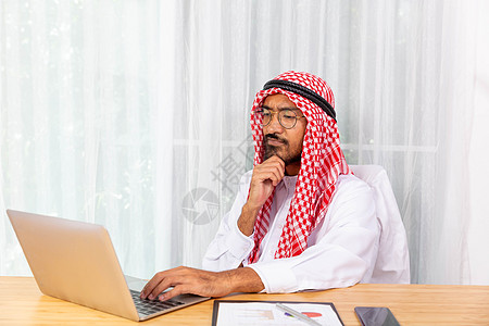 阿拉伯商务人士的工作重点就是在办公室工作 与合伙人合作技术商务职场手机享受建造交易人士电话微笑图片