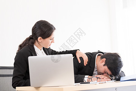 一位女商务人士对同事睡着感到不爽 在W区公司办公室员工工作商业文档生意人职场笔记本经理图片