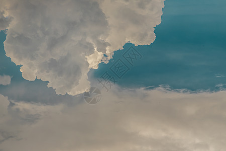 云层背景的戏剧性天空 美丽的天空云云景天堂地面气氛农村蓝色日落太阳生活空气图片