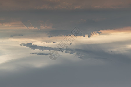 阴云的美丽的天空 阳光照耀着太阳地平线天堂蓝色建筑物黄金日落戏剧性旅行城市剪影图片