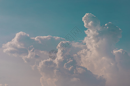 阴云的美丽的天空 阳光照耀着太阳黄金蓝色蓝天建筑时段旅行建筑物天堂天气日落图片