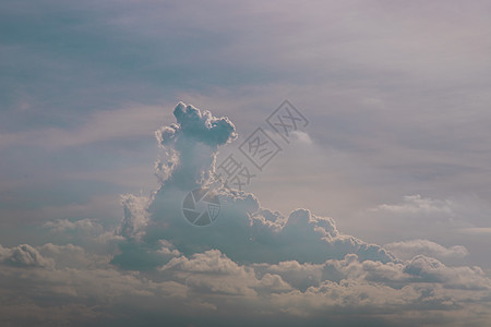 阴云的美丽的天空 阳光照耀着太阳景观建筑物市中心天际城市地平线天堂蓝天阴影旅行图片